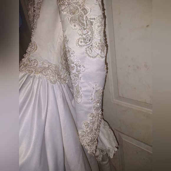 Vintage off white wedding gown 8-ft train satin and pearls very nice size 2 - Picture 2 of 11